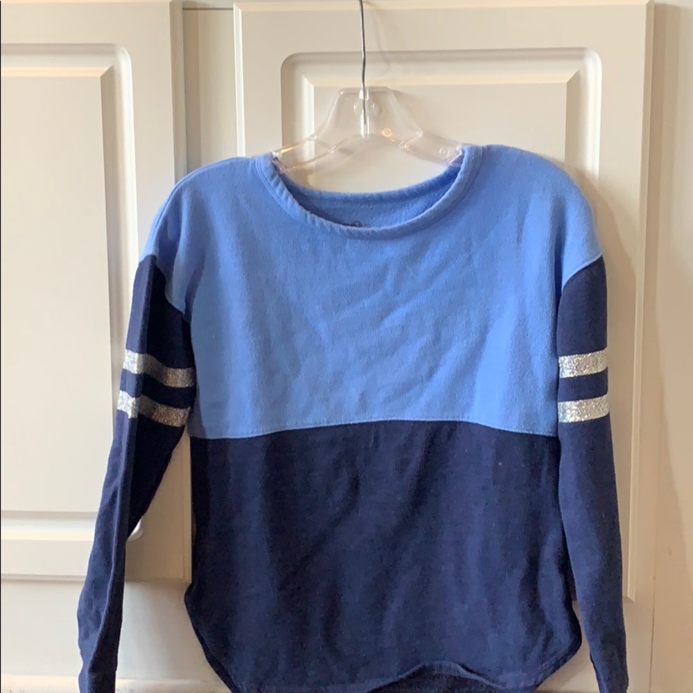 A long sleeve crewneck.